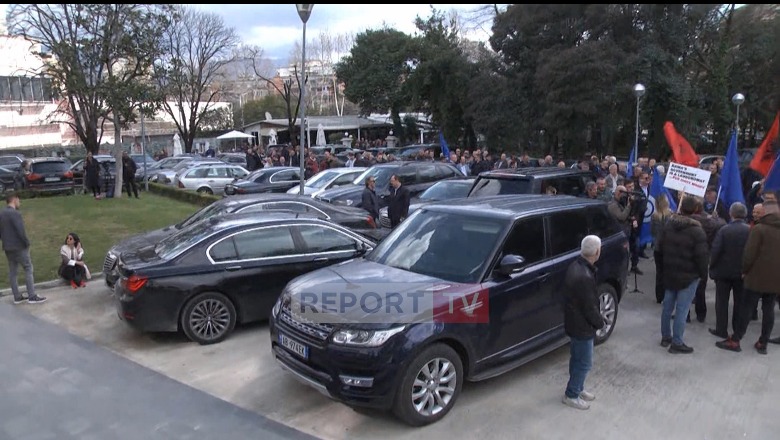 Alba Malltezi: Oborri plot me Range Rover e Benz-Mercedesa, protestuesit vend gati te kangjellat
