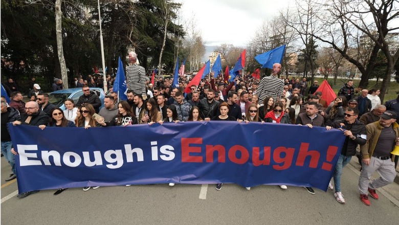 FOTOLAJM/ 'Mjaft është mjaft', me banderolën gjigande në duar, të rinjtë e FRPD-së marshojnë drejt kryeministrisë
