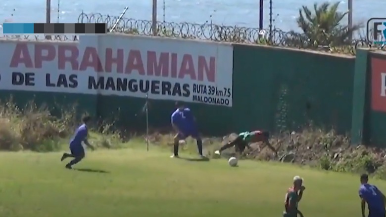VIDEO/ Incident në stadiumin e futbollit, sportisti 'zhduket' në gropën pranë fushës
