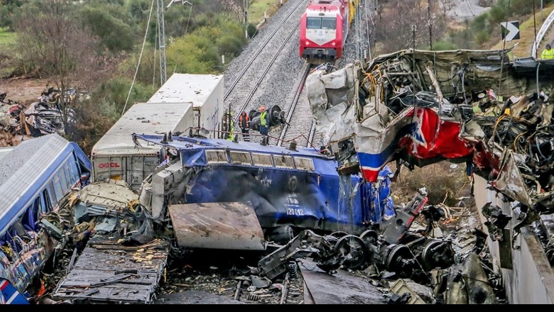 Tragjedia me 57 të vdekur në Greqi, lihet në burg shefi i stacionit hekurudhor në Larisa
