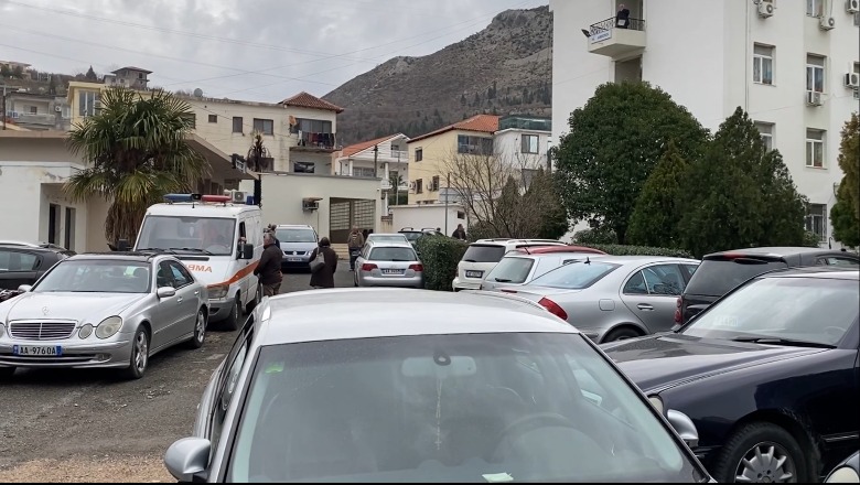 Kaos për parkim në spitalin e Lezhës, bllokohen ambulancat (VIDEO)