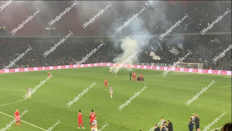 VIDEO/ Vetëm 5 minuta lojë, ndërpritet ndeshja Tirana-Partizani! Tifozët hedhin shashka në fushë, dëmtohen 2 portierët
