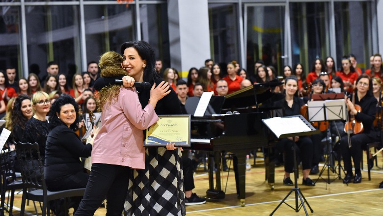 7 marsi, Kushi: Emocione të veçanta në koncertet nëpër shkolla! Performuan magjishëm orkestra, nxënës dhe balerinë