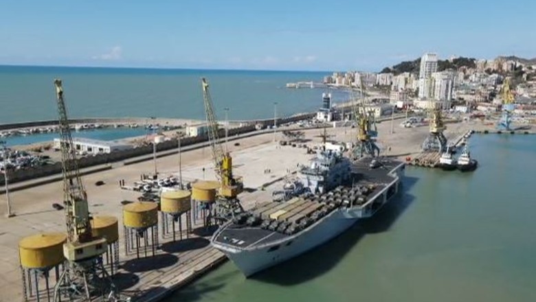 Sjell mjete ushtarake për KFOR, mbërrin në portin e Durrësit anija luftarake ‘San Marco’