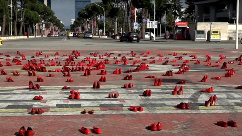 Sot është 8 Marsi, Dita Ndërkombëtare e Gruas! Në sheshin 'Nënë Tereza' vendoset instalacioni 'Këpucët e kuqe'