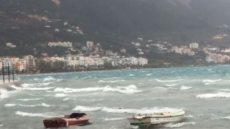 Moti i keq përfshin Durrësin, pezullohet lundrimi për anijet e peshkimit