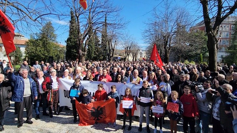 Banorët e Dukagjinit në protestë: Duam ndërtimin e rrugës që na lidh me Shkodrën! Benet Beci ndan fotot: Mbështes kërkesën e tyre, thirrja për bashkinë