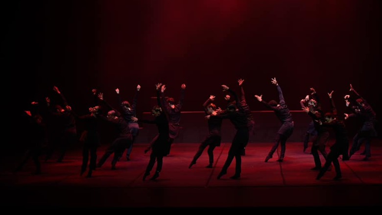 ‘Muzg’ në Opera, Eno Peçi shtron pyetje mbi identitetin përmes dancit bashkëkohor. Jehona e lahutës ndjell kujtimet, këpucët si simbolikë e rrugëtimit njerëzor