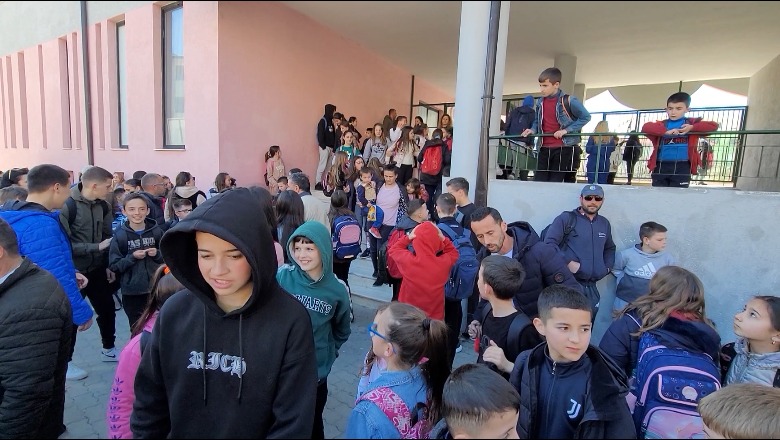 Mësim me turne në shkollën  ‘14 nëntori’ në Durrës, u dëmtua nga tërmeti! Nxënësit kërkojnë rikonstruksionin