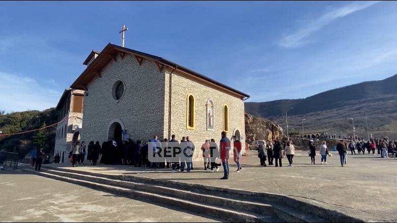 Nis pelegrinazhi 13-javor në kishën e Shna Ndout, qindra besimtarë i drejtohen vendit të shenjtë: Lutemi për shëndet dhe harmoni në familje