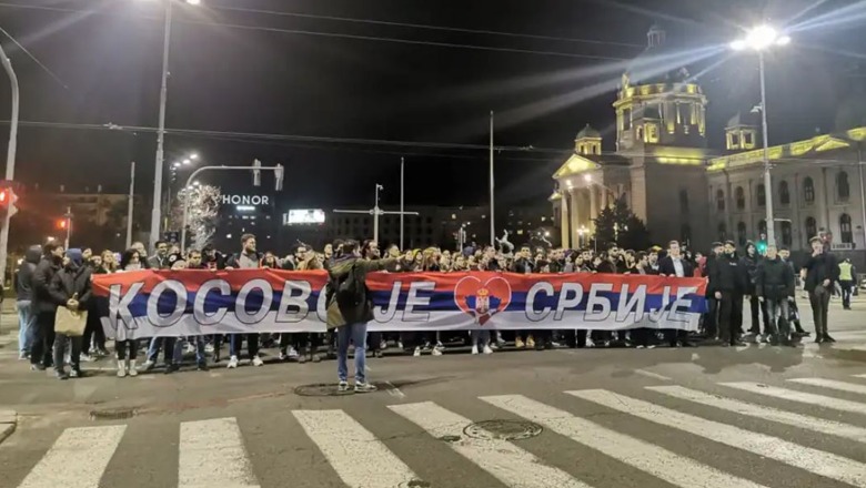 Sërish protesta nga të djathtët në Beograd kundër propozimit europian dhe marrëveshjes me Kosovën: Serbët dhe rusët, vëllezër përgjithmonë