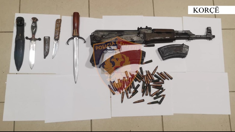 Shpërndante kanabis dhe mbante kallashnikov me municion luftarak në banesë, arrestohet 22-vjeçari në Korçë
