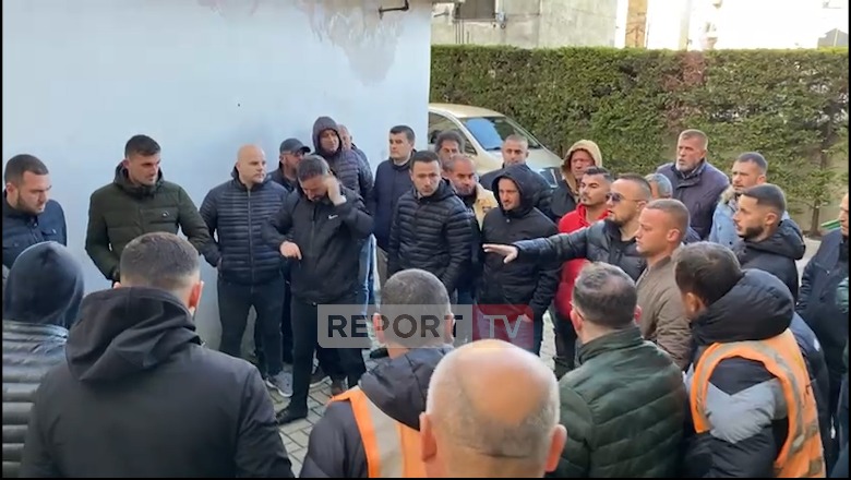 Arrestimi i elektriçistëve për ‘shtëpinë e barit’ në Krujë, dita e dytë e protestës së punonjësve të OSHEE-së! U bashkohen 70 kolegë të OSSH, bojkotojnë punën