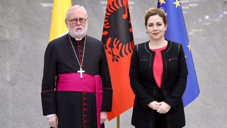 Sekretari i Vatikanit vjen në Tiranë, e pret ministrja e Jashtme: Na lidh historia e heroit Skënderbeu! Folëm për dënimin e luftës në Ukrainë dhe bashkëjetesën fetare