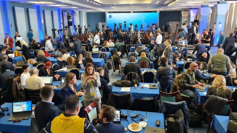 FOTOLAJM/ Nga dhoma e gazetarëve në Ohër, të gjithë të pritje të lajmeve nga Kurti dhe Vuçiç