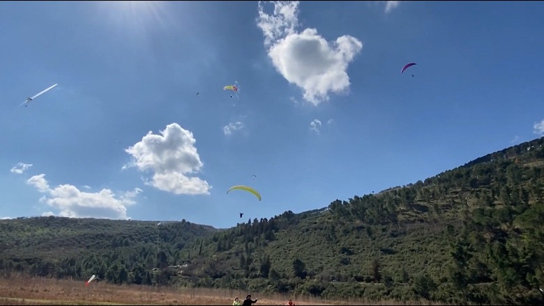 35 pilotë nga 7 shtete ‘fluturojnë’ në qiellin e Beratit, spektakël parashutash në qytetin historik