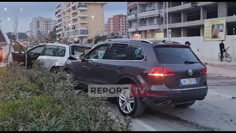 Aksident i dyfishtë në Vlorë, shoferi 45-vjeçar përplas këmbësoren dhe largohet nga vendngjarja! Pas pak minutash përplaset me një mjet tjetër  (VIDEO)