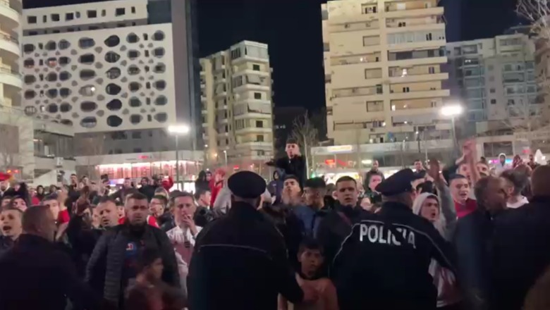 VIDEO/ Tensione pa fund në Vlorë, tifozët e Flamurtarit rrethojnë stadiumin dhe presin daljen e arbitrit Cjapi