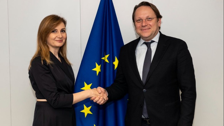 Varhelyi takohet me Jorida Tabakun: Diskutuam për hapat e ardhshme të procesit të integrimit të Shqipërisë në BE