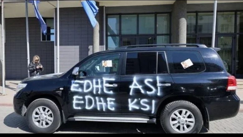 Aksion simbolik në Kosovë, partia opozitare shkruan 'mesazhin' mbi makinën e kryetarit të Kuvendit