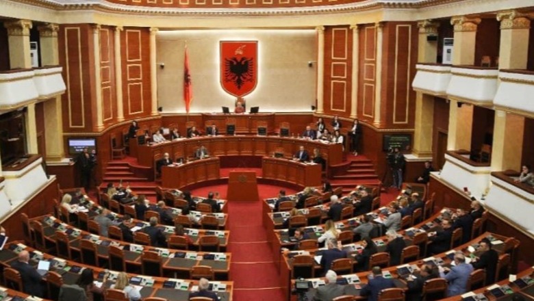 Mero Baze: Deputetët që po ikin gjithë gëzim nga Parlamenti 
