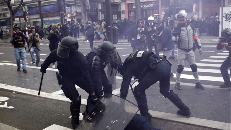 VIDEO/ S’ndalen protestuesit në Francë! Policët tërheqin zvarrë kolegun e tyre që u godit në kokë