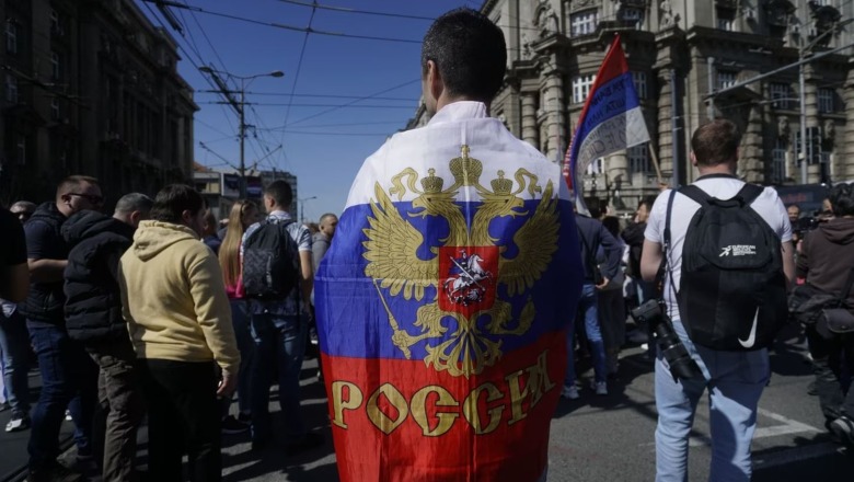 Protesta me simbole ruse në Serbi kundër marrëveshjes së Ohrit! Protestuesit me pankarta: Jo kapitullim! Vuçiç, dorëhiqu!