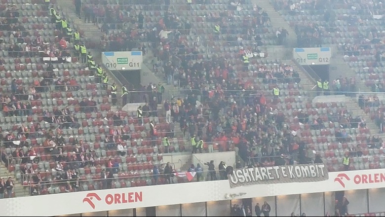 'Ushtarët e Kombit', tifozët motivojnë lojtarët e Kombëtares në stadiumin e Varshavës