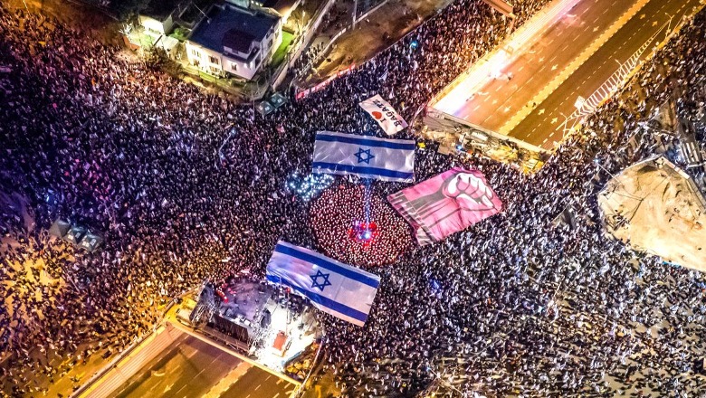 Pas revoltës së madhe dhe protestave të fuqishme në Izrael, kryeministri Netanyahu shtyn reformën në drejtësi
