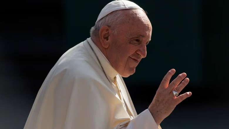 FOTO/ Papa Françesku si reper me kryq të gjatë dhe xhup të bardhë, inteligjenca artificiale krijon imazhet epike të kreut të Kishës Katolike