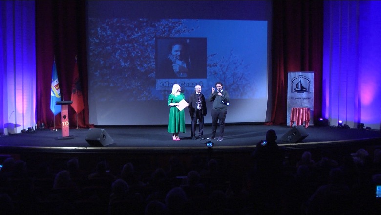 Tre artistë të skenave ndërkombëtare nderohen me çmime! Olen Cesari premton koncert të madh në sheshin e Durrësit
