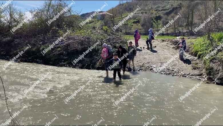Report TV në fshatin Papër-Sollak ku s’ka urë! Fëmijët: Kur ka shumë ujë, nuk shkojmë në shkollë! Prindërit: Lëmë punën, t’i shoqërojmë 