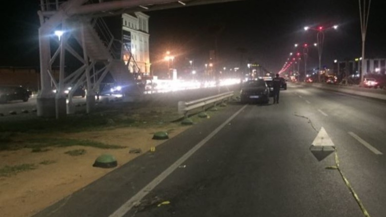 Aksident në aksin 'Tiranë-Durrës', makina del nga rruga, drejtuesi i mjetit përfundon në spital