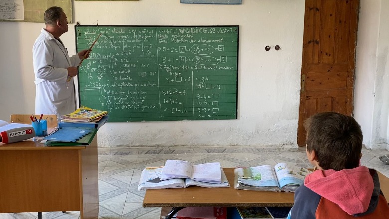 Shpopullimi/ Thomai, i vetmi nxënës i shkollës së Vodicës në Ersekë! Report Tv në fshatin e braktisur, mësuesi ‘hero’ mban hapur klasën për 9-vjeçarin