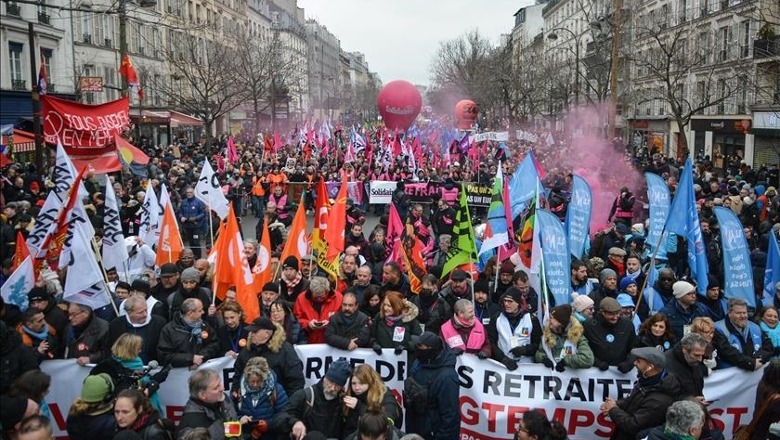 Vijojnë protestat në Francë, qytetarët vërshojnë nëpër rrugë, 175 policë të plagosur! 2 milionë protestues kundër reformës së pensioneve