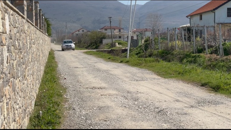 30 vite pa investime, lagjja e harruar në periferi të Lezhës! Rrugët e shkatërruara vështirësojnë lëvizjen e banorëve