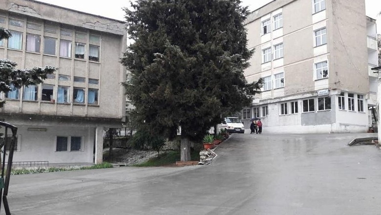 E rëndë në Gramsh, pacienti 66-vjeçar hidhet nga kati i 4-t i spitalit, dërgohet me urgjencë në Tiranë