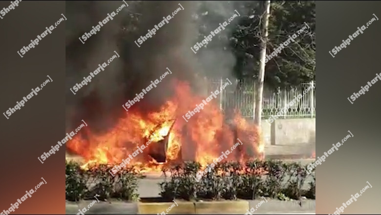 VIDEO/ Makina shpërthen në flakë në mes të Tiranës! Sot u ble nga një koncensionar makinash, por mjeti u bë shkrumb e hi