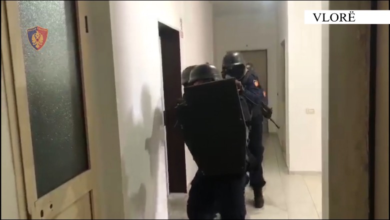 VIDEO/ Kontrolle në Vlorë, shpallet në kërkim anëtari i një grupi kriminal! Në shtëpi i gjetën pistoletë dhe 39 mijë euro
