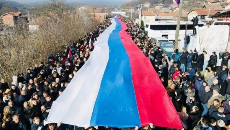 Arrestimi i serbit për djegien e 3 makinave në veri të Kosovës, Lista Serbe paralajmëron protesta: E rrëmbyen njësitë e Kurtit