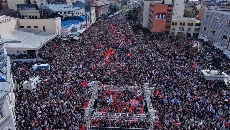 Gjyqi ndaj krerëve të UÇK në Hagë, Kosova 'Marshon për drejtësi'! Prishtina mbushet me ngjyrat kuqezi (FOTO+VIDEO)