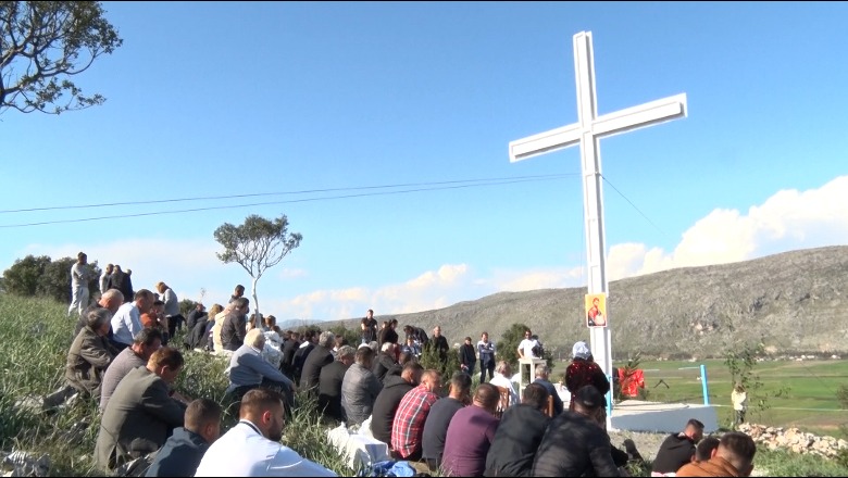 E veçantë/ Në fshatin e Lezhës ku jetojnë kalotikë e myslimanë vendoset kryqi 12 metra 