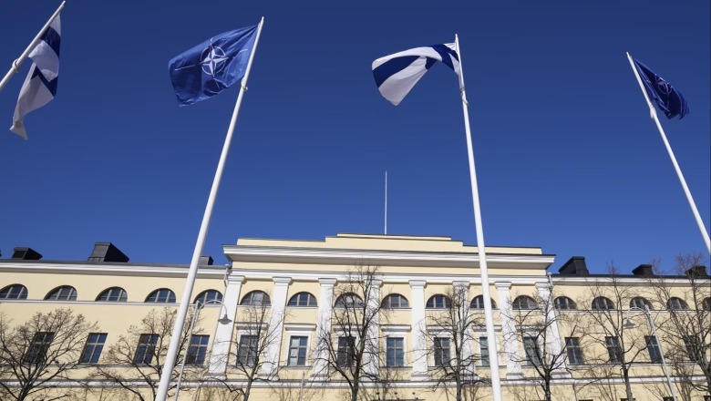 Zyartisht anëtar flamuri i Finlandës valëvitet në zyrat qendrore të NATO-s dhe flamujt e aleancës në Helsinki! Xhaçka: Jemi më të sigurt