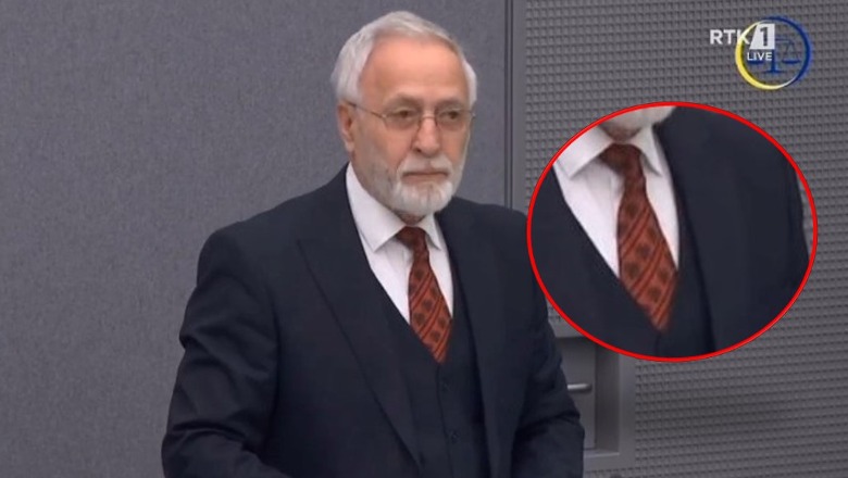 FOTOLAJM/ Jakup Krasniqi me kravatën me shqiponjën dykrenare gjatë seancës gjyqësore në Hagë