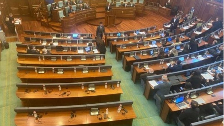 Deputetët e 'Listës Serbe' rikthehen në Kuvendin e Kosovës pas 5 muajsh bojkot! Firmosin prezencën për mos të humbur mandatin dhe largohen