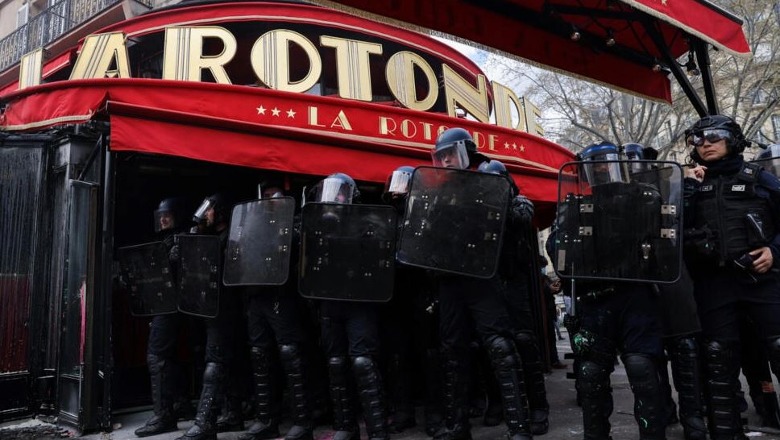 Protestuesit kundër reformës së pensioneve në Paris, i vënë flakën restorantit të preferuar të presidentit Macron (VIDEO)