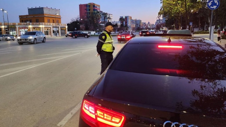 Policia rrugore kontrolle në Fier, brenda një jave u pezulluan 160 leje drejtimi, 157 prej tyre për tejkalim shpejtësie! 5 shoferë të arrestuar