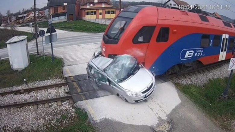 VIDEO/ Aksident i frikshëm në Serbi, treni me shpejtësi të plotë 'merr përpara' automjetin! Ndërron jetë 61 vjeçarja