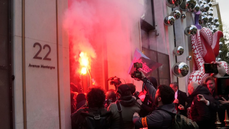 Punonjësit e hekurudhave pushtojnë qendrën e Louis Vuitton, francezët vijojnë protestat kundër vendimit për rritjen e moshës së pensionit
