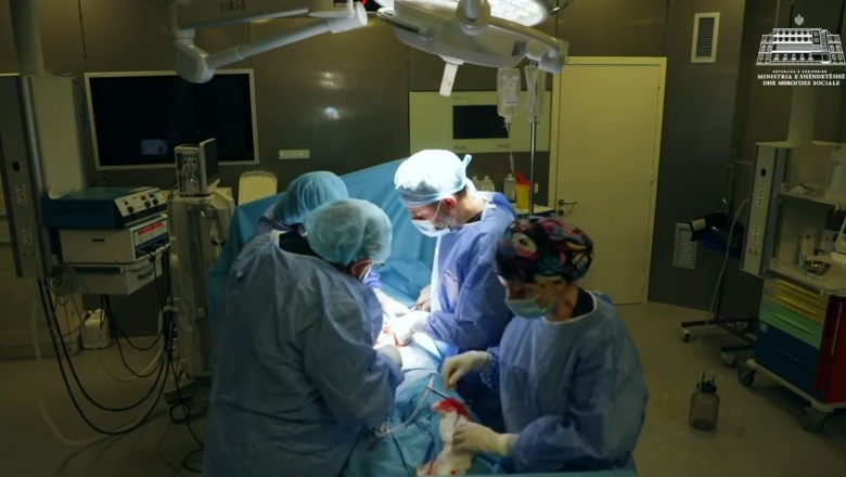 Tumor 7 cm, realizohet me sukses ndërhyrja e vështirë, mjekët në Tiranë i shpëtojnë jetën 35-vjeçares